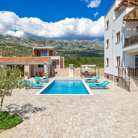 Grandioza Villa *