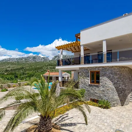 Grandioza Villa *